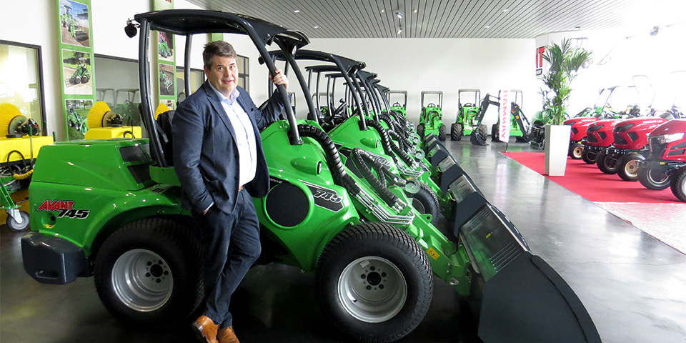 Le plus grand chargeur articulé finlandais et les tracteurs compacts japonais ouvrent la porte au secteur agricole