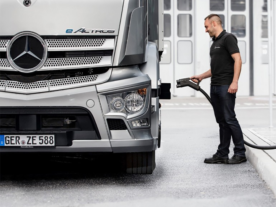 E-mobilité : Mercedes-Benz Trucks établit un partenariat stratégique d’infrastructure de charge avec Siemens Smart Infrastructure, ENGIE et EVBox Group