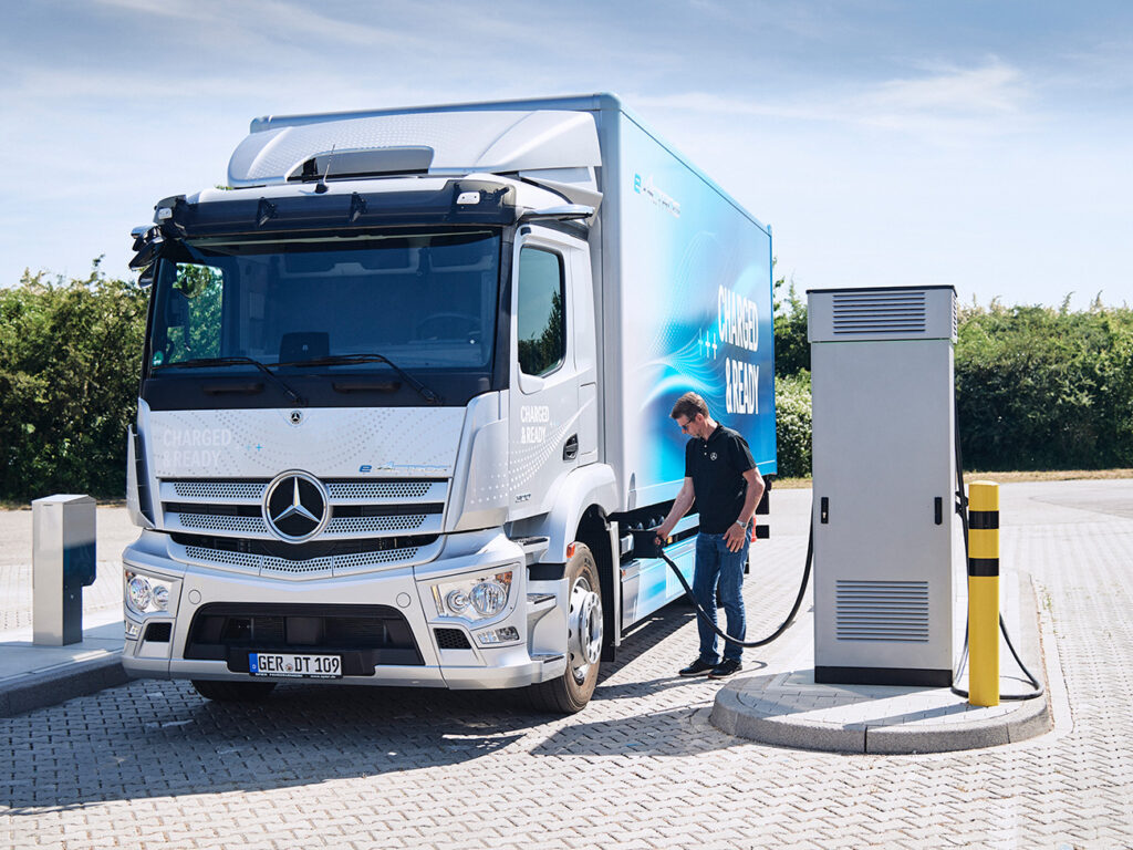 Mercedes-Benz Trucks poursuit la promotion de l’électrification : l’eActros LongHaul attendu en 2022