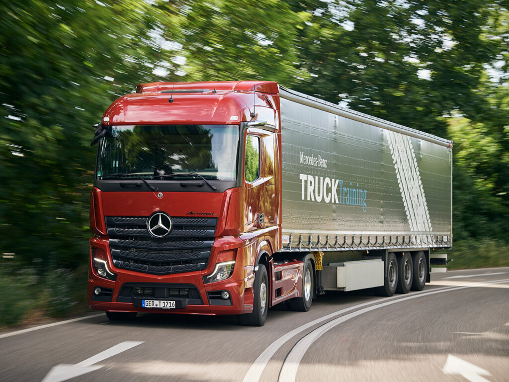 En route avec les tout nouveaux camions de Mercedes-Benz Trucks : l’eActros 100 % électrique et l’Actros L dernière génération