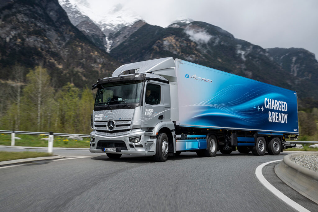 Tour des Alpes à l’électrique et à l’hydrogène – les camions neutres en CO2 de Daimler Truck démontrent leurs capacités