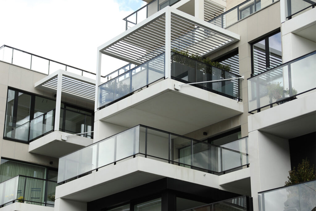 D’élégants balcons en béton architectonique