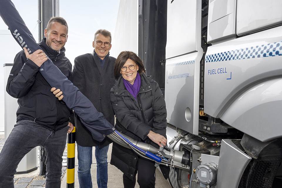 Sûr, rapide et simple : Daimler Truck et Linde lancent une nouvelle norme pour le ravitaillement en hydrogène liquide