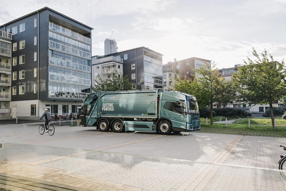 Volvo présente son tout premier camion le FM Low Entry, exclusivement électrique, optimisé pour des transports urbains plus propres et plus sûrs