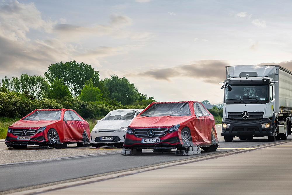 Comment Daimler Truck va de l’avant avec la « Vision zéro » et assure une plus grande sécurité pour tous les usagers de la route grâce à ses derniers systèmes d’assistance.